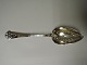 Strawbery 
spoon. Silver 
(830). Produced 
1921. Length 26 
cm