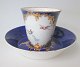 Tasse und 
Untertasse, 
Derby, 19. 
Jahrhundert. 
England. Blau 
dekoriert mit 
Vergoldung. 
Bemalungen ...
