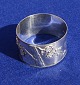 Napkin ring of 
sterling silver 
with engraving 
with gothic 
letters "E.J.".
In a good used 
...
