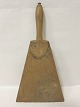 Tool 
"Skættehånd" 
for use by 
working up the 
flax
Was used 
together with 
the "Skættefod"
About ...