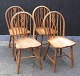 4 Windsor 
chairs in oak, 
20th century. 
With rounded 
back. H: 90 
cm., W.: 39 
cm. and L .: 50 
cm.