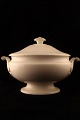 Old tureen in 
cream-colored 
earthenware 
with fine 
patina.
Dimensions: H: 
23cm. L: 31cm. 
W: 19cm