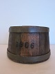 Bushel (1/16) measurement made of wood, from 1906
With bands made of iron,  
With stamp
D top: 15,5cm, D bottom: 17,5cm