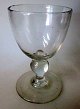Barrel-shaped 
wine glass, 
approx. 1840. 
With ball on 
stalk. With 
little bubble. 
Height: 10.2 
cm.