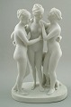 Klassisk skulptur i biscuit af "De tre gratier" på sokkel, sent 1800-tallet. 
