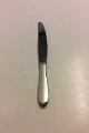 Georg Jensen 
Mitra Matt 
Stainless 
Dinner Knife 
Short handle, 
long blade. 
Measures 23 cm 
/ 9 1/16 in.