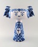 Eva blomsteropsats og lysholder af Bjørn Wiinblad. Udformet af ler og dekoreret 
med blå glasur.