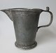 English pewter 
jug, 19th 
century. With a 
handle and 
spout. 
Unstamped. 
Height: 12.5 
cm.