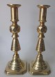 Pair of English 
brass 
chandelliers, 
19th century. 
Height: 25 cm.