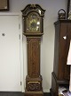 Case clock from Southern Jutland in a grained and 
decorated case made of wood
Dial made of brass
Sign: William Green (1733-1817), Apenrade, 
Denmark
30-hour clockwork
The case is presumably made by Lorenz Nielsen 
(1739-1821)
Key comes with the clock 
