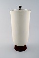 B&G, Bing & Grøndahl Art deco stor vase af porcelæn med tilhørende tretårnet 
sølvlåg fra Cohr, motiv af nøgen kvinde.