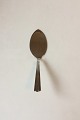 Margit Kronen 
silver plate 
Layered Cake 
Server. 
Measures 18.2 
cm / 7 1/4"