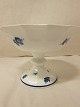 Royal Copenhagen, Blue Flower, Angular
Basin on a foot, 1. grade
Before 1923
RC-nr. 8531
H: 16cm Diam: 24cm
Please note: This basin has a blue line on the 
foot which makes it more rare