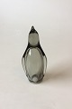 Holmegaard Zoo 
Penguin, Smoke 
Measures 16 cm 
/ 6 19/64". 
Designed by ole 
Winther 1958