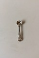 English Salt 
Spoon Silver. 
Marked GA. 
Measures 10 cm 
/ 3 15/16"