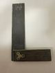 Square
An old square made of wood, with a brass edge and 
a decoration made of brass as well
18,5cm x 11,5cm
We have a large choice of tools
Please contact us for further information