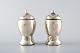 Fernanda Hansen, Copenhagen. Two art nouveau salt shakers of silver. 1910/20s.