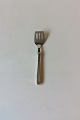 Ascot W. & S. 
Sorensen 
Sterling Silver 
Herring Server 
with Silver 
handle. 
Measures 13.5 
cm / 5 5/16"