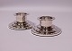 A pair of low 
candlesticks in 
hallmarked 
silver.
H - 6 cm og 
Dia - 11 cm.
