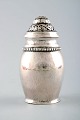 Saltbøsse, udført hos Evald Nielsen af hammerslået sølv med organisk ornamentik.