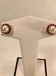 Earring with 
rubies and 
pearl.
Gold 14k 585
Sauthsea pearl 
island. 7 mm.
encircled by 
14 ...