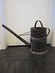 Watering can ("Dypkande")
Old watering can made of wood and iron with a 
long spout
Handle at the top and at the side
H: 49cm, Diam: 23cm, L: incl. the spout and the 
handle: 61cm