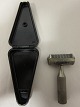 Tool for hairdressers
This tool for hairdressers comes with the original black bacelite box, printed 
"NOVO"
Please not: A little problem at the top of the box
L: 8cm, W: 4cm, H: 2cm
We have a large choice of old items for the shaving tools for hairdre