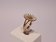 Daisy ring in 
gilded 925 
sterling silver 
and enamel, 
stamped BH by 
Bernhard Hertz.
Dia - 1,7 cm.
