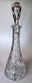 Conical crystal 
carafe, 20th 
century. With 
grinding and 
stopper. 
Height: 40 cm.