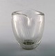 Tapio Wirkkala 
for Iittala. 
Finland, app. 
1960.
Clear glass 
vase with 
engraved 
decoration in 
...