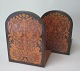 Pair of 
collapsible 
Italian 
bookends with 
intarsia, 20th 
century. Olive 
tree. 16.5 x 12 
cm.