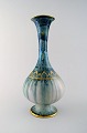 Josef Ekberg, Gustavsberg, stor vase med smal hals. Blågrøn glasur med 
gulddekoration.
