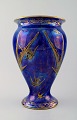 Wedgwood "Fairy" vase i lustreglasur, dekoreret med fugle.
