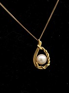 18ct gold necklace and pearl pendant