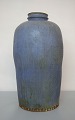 Helle Allpass (1932-2000). Kolossal gulvvase af glaseret stentøj i smuk blå 
glasur.