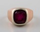 Vintage ring of 18 kt. gold, front with facet cut violet stone.
