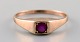 Vintage ring of 14 kt. gold, front with facet cut violet stone.
