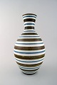 Gustavsberg, Sverige, stor keramikvase med striber af Stig Lindberg, svensk 
keramiker. 
