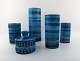En samling af fem Bitossi, Rimini-blå vaser i keramik, designet af Aldo Londi.