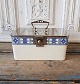 Villeroy & Boch 
faience box 
with chromed 
metal lid. 
Measure 12 x 
21 cm. Height 
11 cm.
