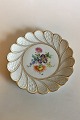 Meissen Plate 
with Flower 
decoration and 
gold. Measures 
28.5 cm / 11 
7/32 in.