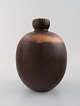 Saxbo: Sjældent udformet vase dekoreret med mørkebrun glasur. 
