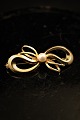 14 karat gold 
brooch with 
pearl.
Length: 4cm.