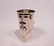 Vase decorated with flowers and of hallmarked silver.
5000m2 showroom.