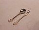 Jam spoon and 
meat fork in 
the pattern 
Rosenborg by A. 
Michelsen and 
of hallmarked 
silver.
13 ...