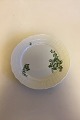 Royal 
Copenhagen 
Green Flower 
Curved Dinner 
Plate No 1710. 
Measures 25 cm 
/ 9 27/32 in.