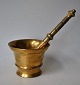 Brass mortar 
with pistil, 
17/18. C., 
Denmark. 
Height: 9 cm. 
Length of 
pistil: 23 cm.