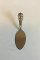 Cake Server 
Silver and 
Stainless 
Steel. Measures 
16.3 cm / 6 
27/64 in.