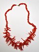 Red coral 
chain, 20th 
century. 
Length: 53 cm.