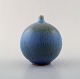Tomas Anagrius (f.1939), svensk keramiker. Unika keramikvase i smuk blå glasur. 
Sjælden kuglerund form med slank hals.